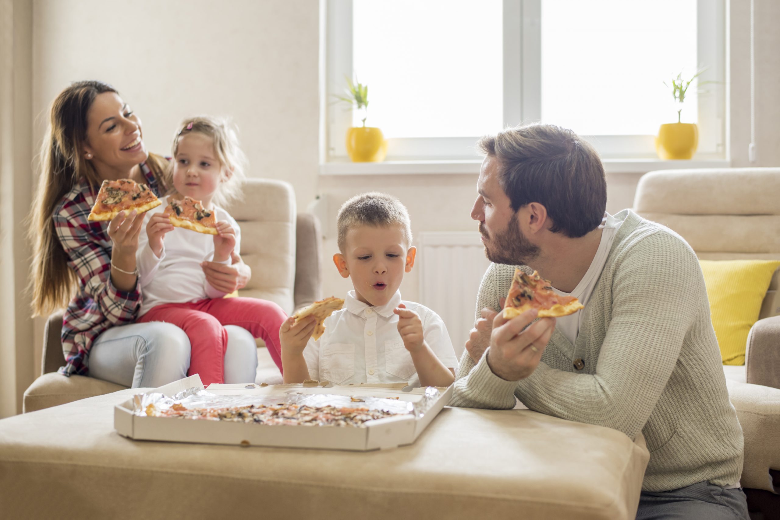 Семья ест пиццу фото